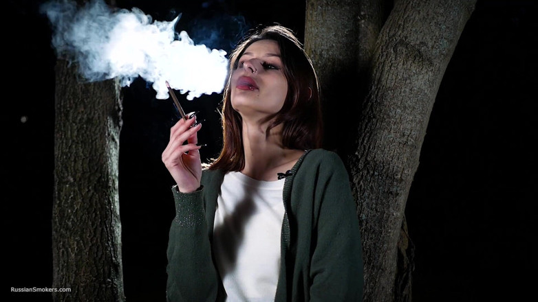Russian Smokers: Awek Rusia manis merokok dengan rokok di luar siang hari