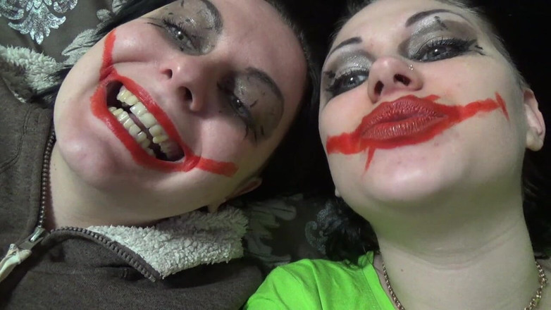 Goddess Misha Goldy: Due pazze ragazze pagliaccio ti penzolano sopra le loro bocche...