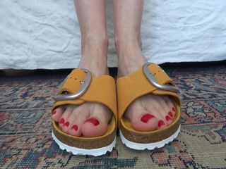 Lady Victoria Valente: Teenfetisj - met mijn tenen wiebelen in oranje slippers deel 5