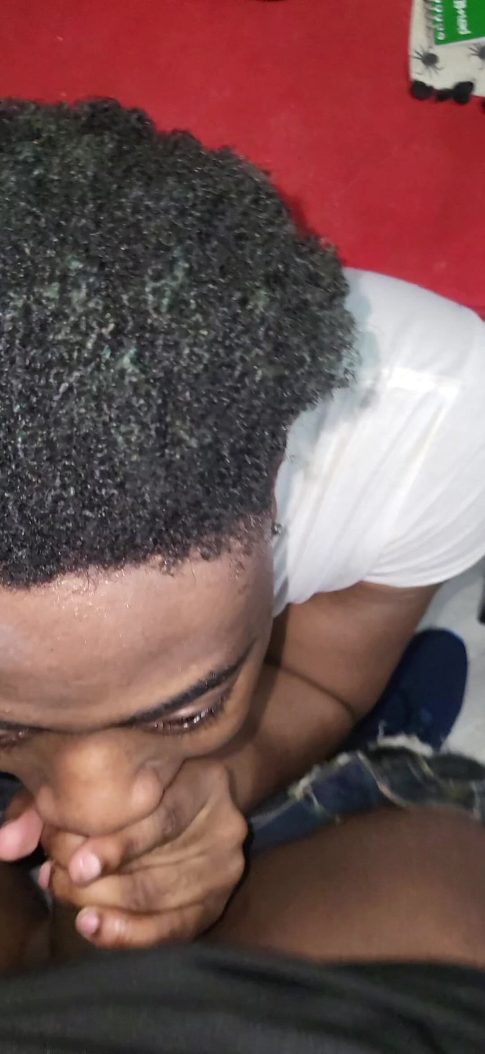 Wondahead21: Él escupe, trago - pasión cruda en mezclilla