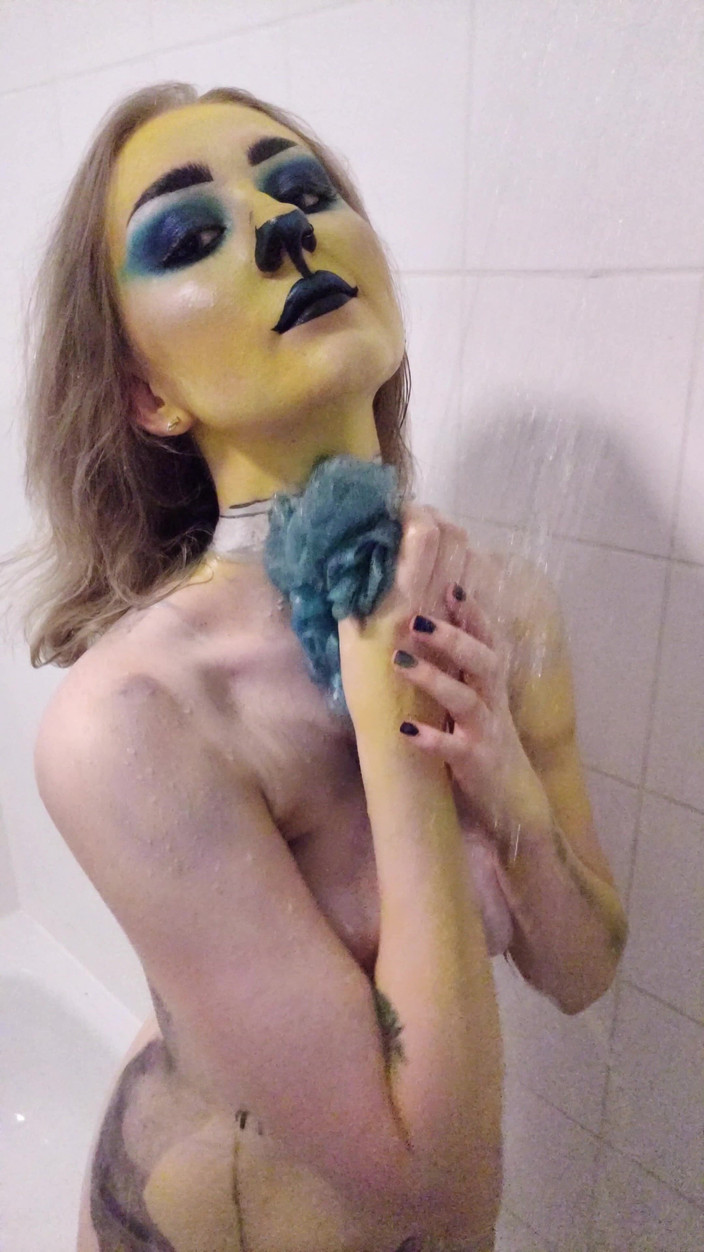 Em Yang: Usuwanie farby do ciała Ankha prysznic