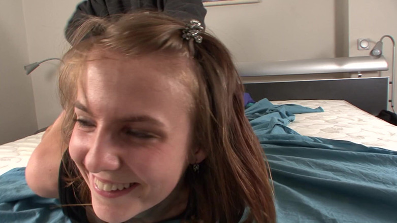 Tickling Paradise: Schattige Bree vastgebonden en gekieteld