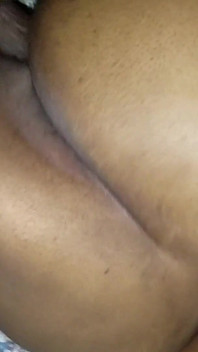 La miLF culona riceve un creampie da un cazzo duro