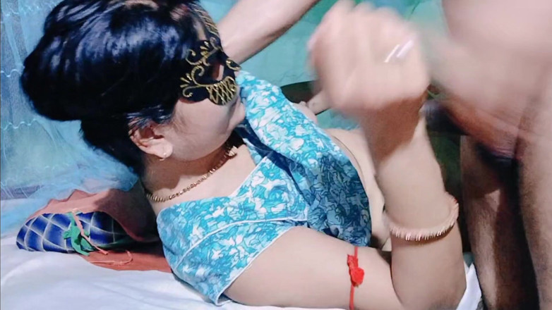 NituRandi94: देसी आंटी मिशनरी और कुत्ते शैली में पति के दोस्त के साथ चुदाई