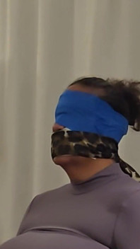 Manžel se vystříká na její šaty