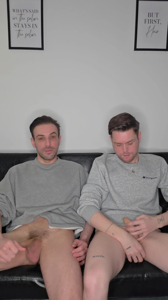Twotwinkhusbands: 未割包皮的红发男友并排自慰