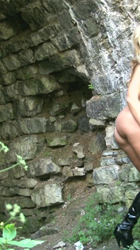 Blond dziwka pozuje do zdjęć przy tunelu