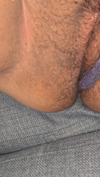 Deitado no sofá do marido esfregando minha buceta puxando minhas calcinhas