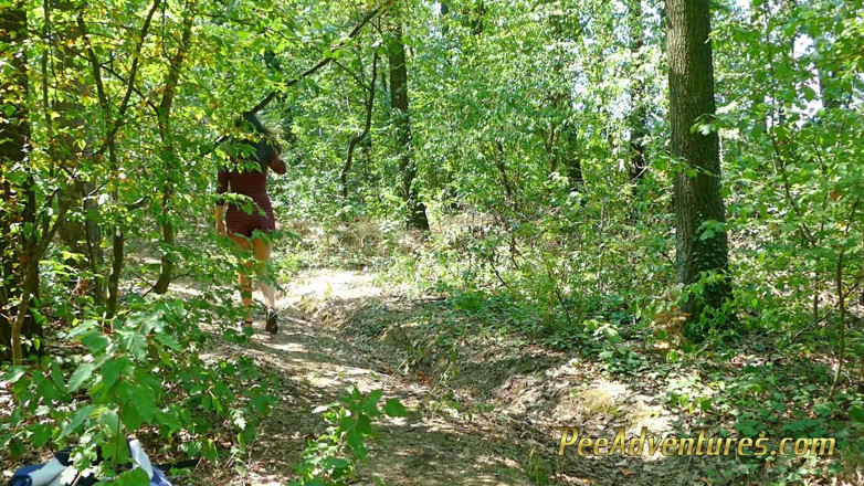 Pee Adventures: Переодевающаяся на улице и отчаявшаяся, чтобы пописать