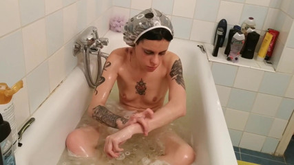 Beth Kinky: Bathing and armpit shaving