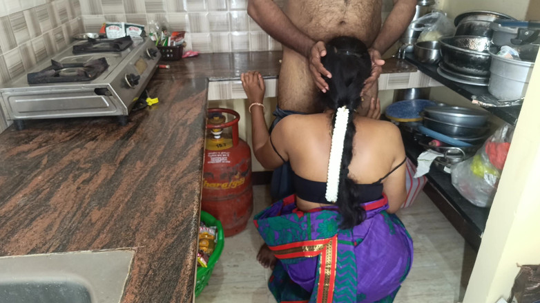 Inba: Futai în bucătărie cu gospodină