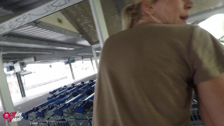 Miley Weasel: Sfacciato!! Uno strano mi scopa in pubblico nel culo!!