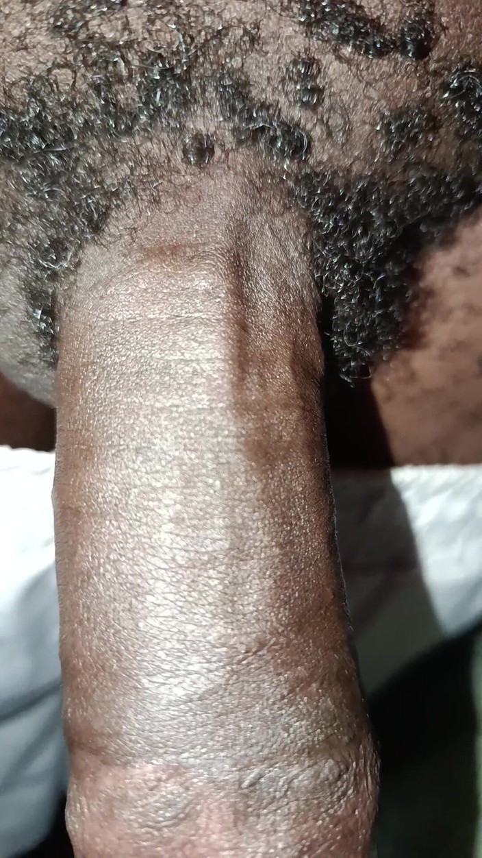 Kenyandick: Brzy ráno africký chlupatý muž tvrdý černý péro