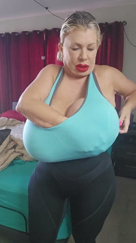 Puttana con tette enormi che va in palestra
