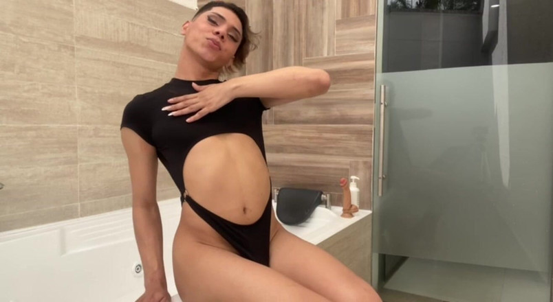 Marine Laveau: Keldai Panas Femboy Diletupkan Oleh Dildo Besar Yang Mencolok