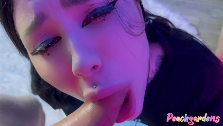 Peachgardens: Muito slobbery garganta profunda da minha menina de 19 anos