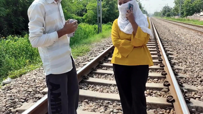 Indian Teen Girl's: 户外性爱继兄弟和继妹在门外浪漫和性喀拉拉邦夫妇在露台上发生性关系