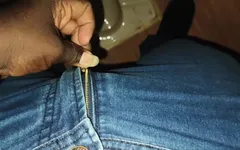 Tamil boy em banheiro público mijando em poolu