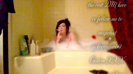 Keirra and Leo: Hot BBW smoking in the tub