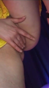 Une bombasse mature s’enfile une grosse bite noire dans une orgie de groupe baveuse