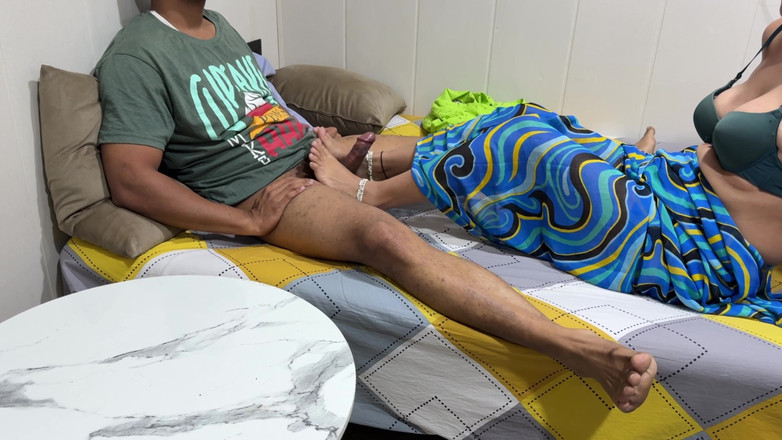 Hornycouple149: Figliastro è dipendente dal porno e la matrigna usa il suo...