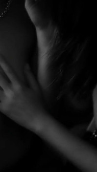 Lesbiană Craven nu cunoaște nici un Dumnezeu sfânt doar o jucărie sexuală și alte limbi feminine