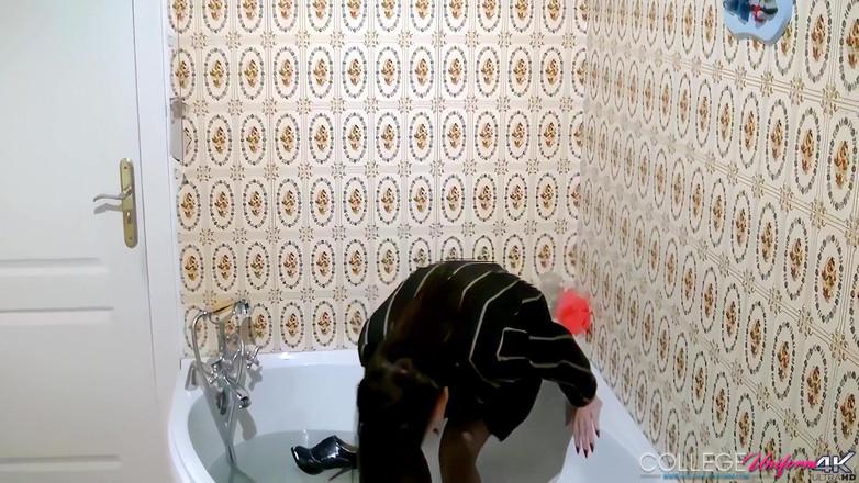 College Uniform: 소피아 스미스가 등장하는 목욕탕에서