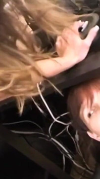 Pour être embauché, il faut prouver ses talents sexuels et les deux salopes le savent