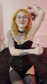 Ascelle solletico e petto con piuma