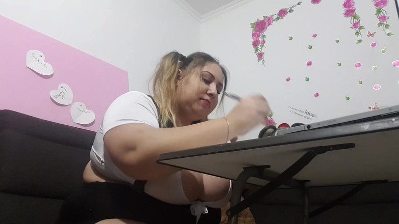 LoraBbw: Une étudiante vous ignore pour ses devoirs