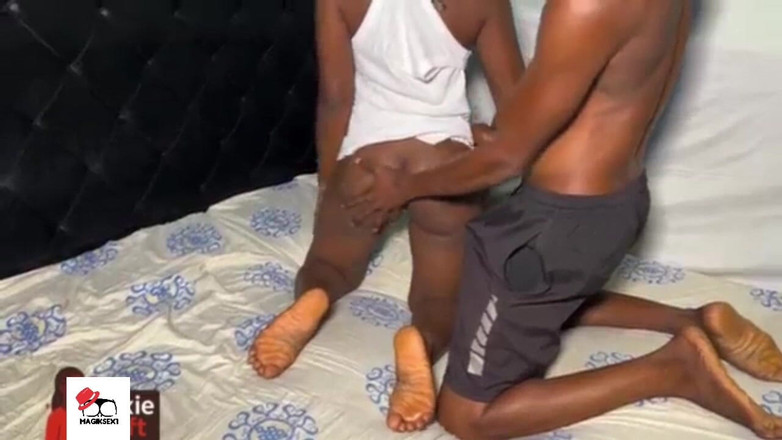 Magiksex1: Üvey baba azgın üvey kızını sikiyor
