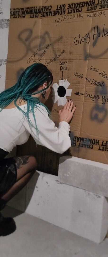 Karina_Queen: Gloryhole op een bouwplaats. Dialogen.