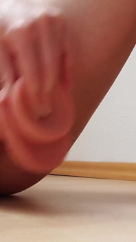 Eine rothaarige mit einem wunderschönen körper fingert sich und reitet einen dildo