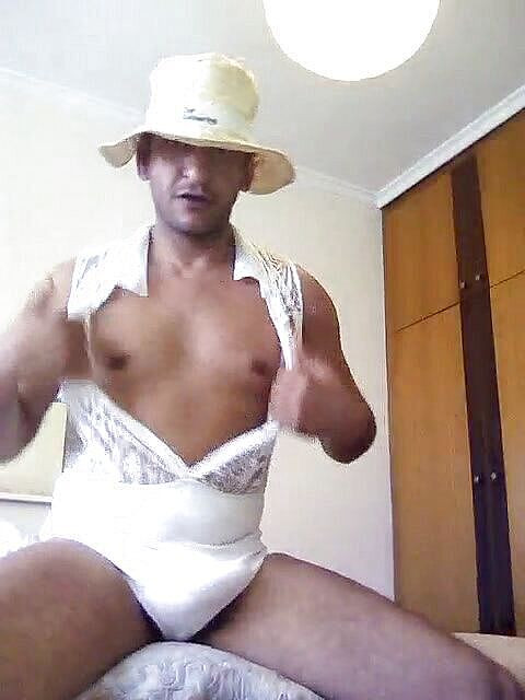 Boy top Amador: My guest's clothes made me very horny