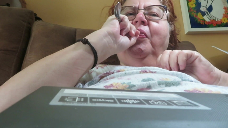 BBW nurse Vicki adventures with friends: Їсть мою чашку для пудингу для вас, годівниці