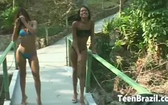 Due ragazze brasiliane adolescenti in cosa a tre FFM all'aperto