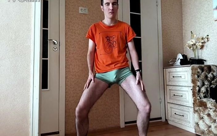 webcamboy98: 裸体男孩用振动器摇晃鸡巴并高潮