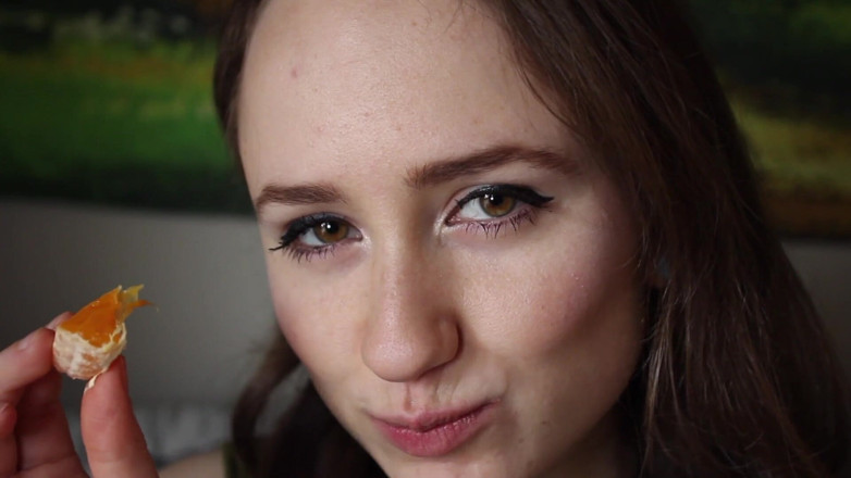 Lizzie Love: Eating a juicy tangerine