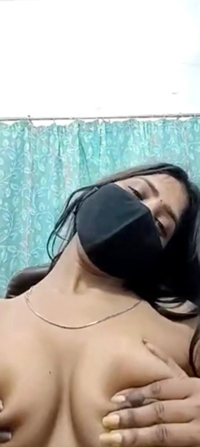 YourSexyWife: 彼女がビデオ通話で胸を見せて押す