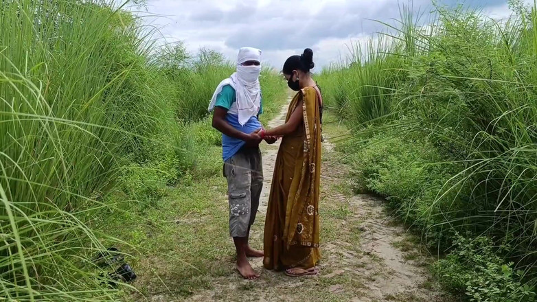 Asha Devi: Il fratellastro ha preso la sorellastra al centro del canale...