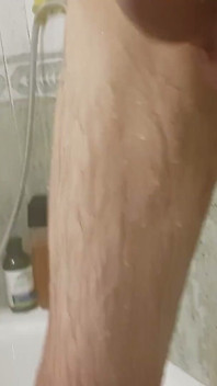 Je suce mon nouveau gros gode et j’essaye de le baiser !