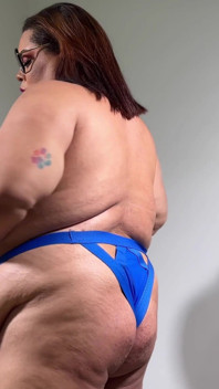 巨大なおっぱいと腹の天使BBWはおしっこが大好きです