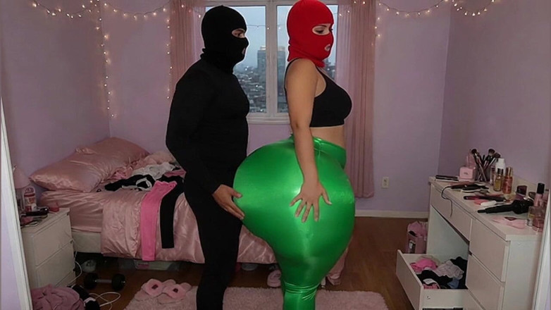 Animate golden: La ragazza con culo grosso in leggings verdi attillati viene...