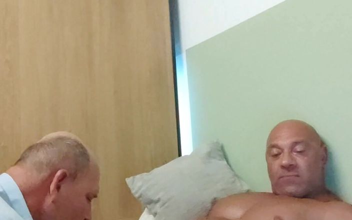 Dexterxxlfun: Sr. Guru é chupado novamente por enorme fisiculturista