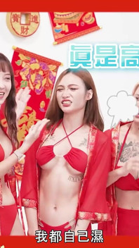 Li Zhiyan verliert sexspiel-show und muss streberin ficken