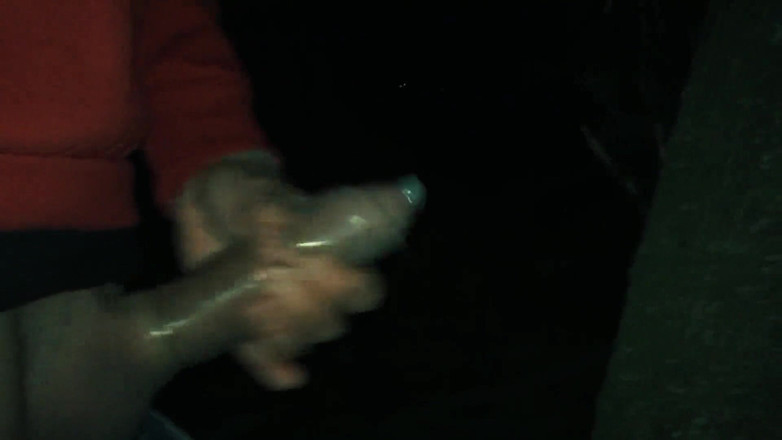 Idmir Sugary: Камшот на улице в презерватив и растирание спермы в презерватив на члене