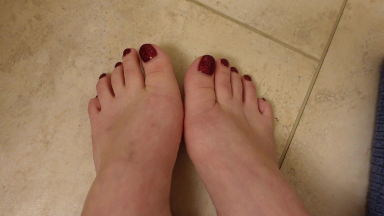 Deanna deadly: 快速的新趾甲美女展示闪闪发光的红色脚趾甲