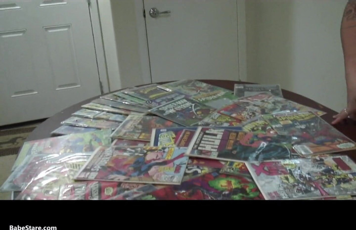 Babe Stare: Місті демонструє свою колекцію коміксів оголеною