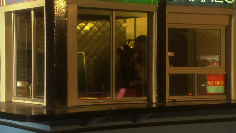 Miami Reality: 갈색 머리 십대의 보지를 핥고 핫한 창녀에게 따먹히다