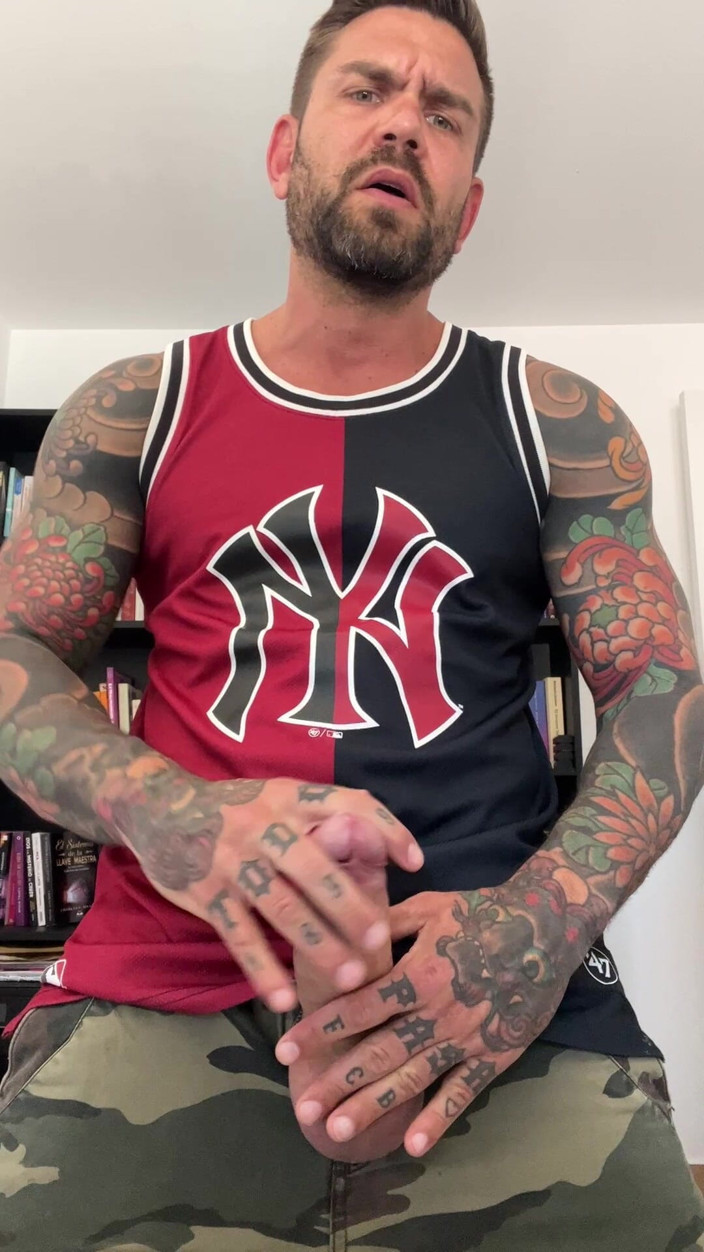Juan Lucho Gay: Pai chulazo tatuat cu haine pe el